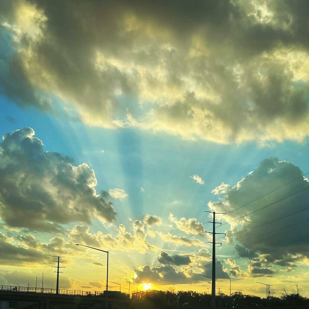 daniesloth's tweet photo. Amazing sunset 5/2/2021 https://t.co/TO5gtKSfmW https://t.co/gQNyXz0aOq