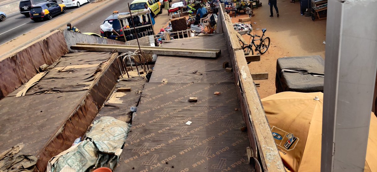 BAYPOSITIF's tweet photo. #FixTheCountry #Fixthebridge
The overhead bridge at Madina redco, Zongo Junction was never completed and now looks to have been abandoned. Disaster waiting to happen with people being forced to use the bridge. @benkoku @CalebKudah https://t.co/ODsHeXvVmh