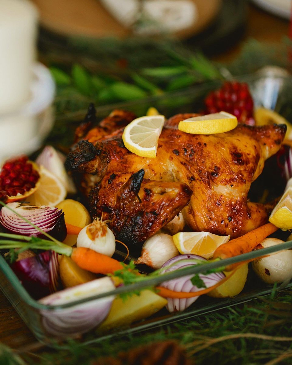 chowtimebites's tweet photo. Weekends are all about family time! We love this 1 dish #roastdinner 🍗
Cooking all your components together NOT ONLY saves on the washing up AND time spent in the kitchen, it ALSO means the juices from your #roast #meat will coat and #flavour the #vegetables too

#easycooking https://t.co/lfqIxJzJMk