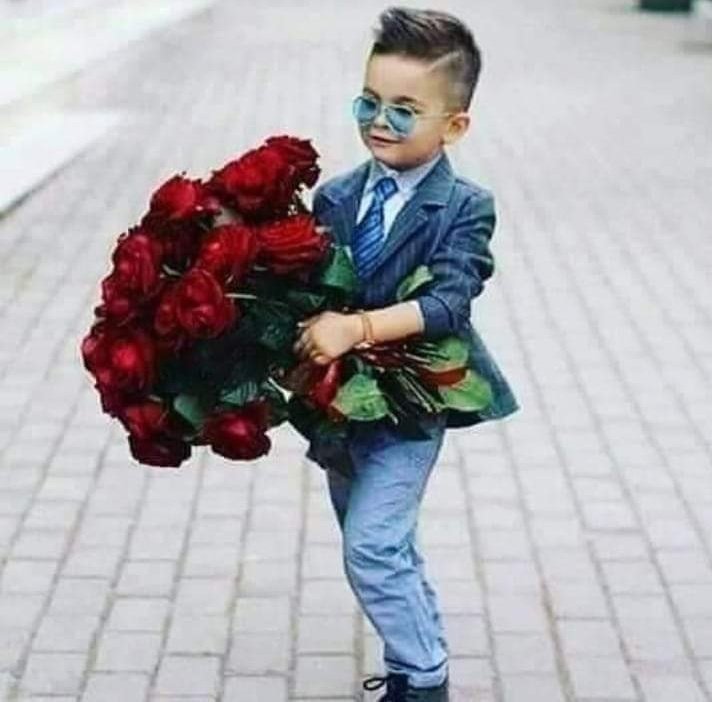 Сын единственный мужчина который. Букет цветов для мужчины. Букет "мальчик". Мальчик с букетом цветов. Парень с букетом