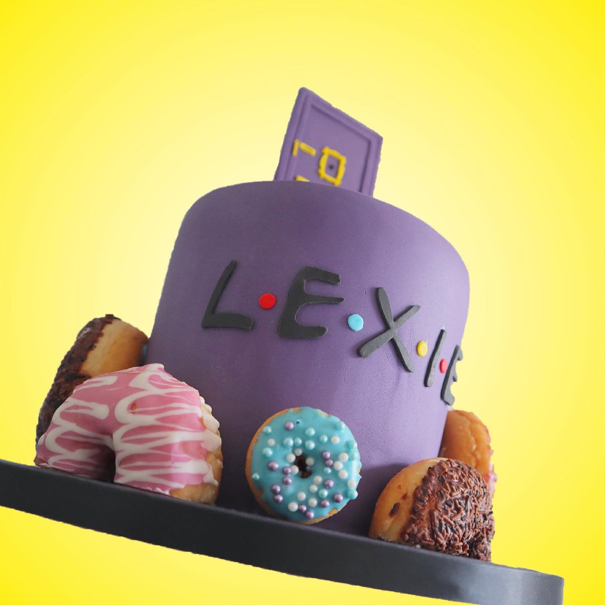 AdamAbiCakes's tweet photo. What do you get for a girl who loves Friends and doughnuts? ...A Friends a doughnuts themed cake!! 🍩🎂🍰
Hope you had an amazing birthday Lexie! 🤩
#happybirthday #birthdaycake #friends #friendstv #friendsmemes #friendscake #cake #cakes #doughnuts #donuts #doughnut #chandler https://t.co/QgX2qepUAv
