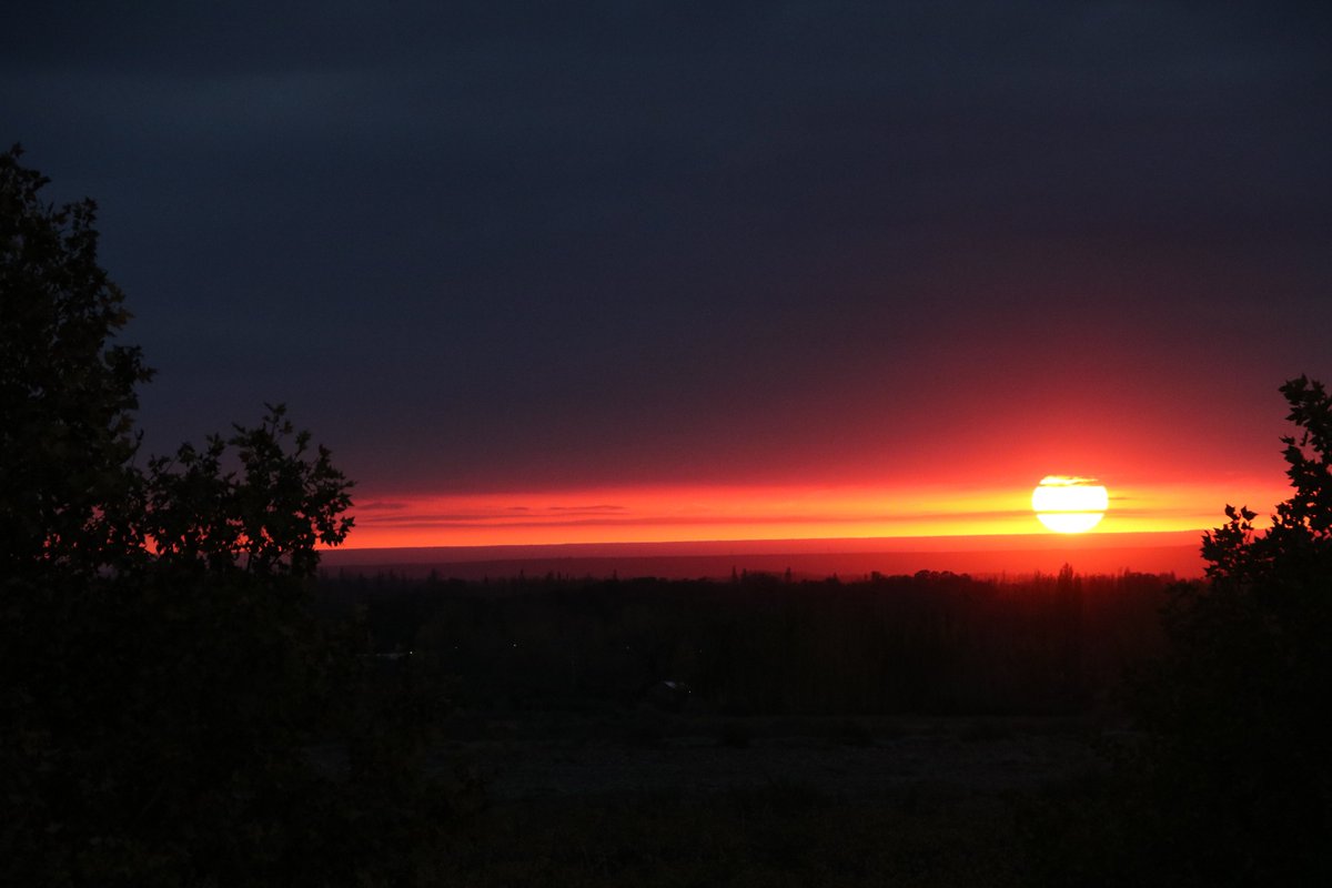 Un amanecer increible tuvimos hoy. ¿Te recuerda a algo? #LosChacayes #ValledeUco #vinoargentino