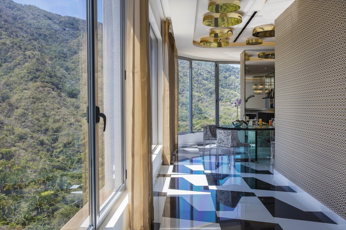 Take center stage within a private ocean and jungle view sanctuary of designer comfort that leaves you quite literally on top of the world.

𝗟𝗲𝗮𝗿𝗻 𝗺𝗼𝗿𝗲
hotelmousai.com/ultra-suites/t…