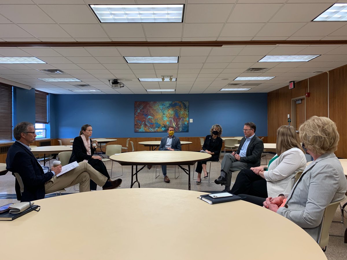 LeaderJohnThune's tweet photo. Had a good meeting with Augustana University President Stephanie Herseth Sandlin @AugiePres &amp; and chatted with students. Proud that South Dakota has so many great options like @AugustanaSD for higher learning. #BeAViking https://t.co/wCeZa80M2U