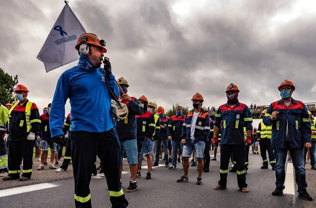 ritamorrigan's tweet photo. Las casacas están preparadas y los cascos listos para batir de nuevo. Industria decide: traición o apoyo a su gente. @MarotoReyes
#ascubasnonseparan #amariñasalvaseloitando https://t.co/TFntyFtzVz