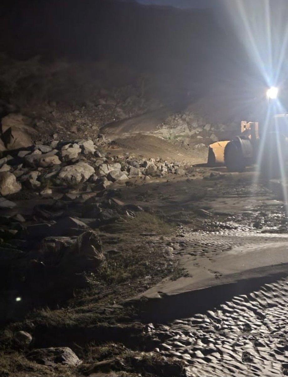 AkhbarBlghazi's tweet image. تستمر فرق الطوارئ 
بـ  #بلدية_محافظة_العيدابي في صيانة 
طرق المنازل المتأثرة أثناء هطول الأمطار
@jazansa