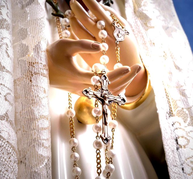 "Quien rece constantemente mi Rosario, recibirá cualquier gracia que me pida". Nuestra Señora de Fátima