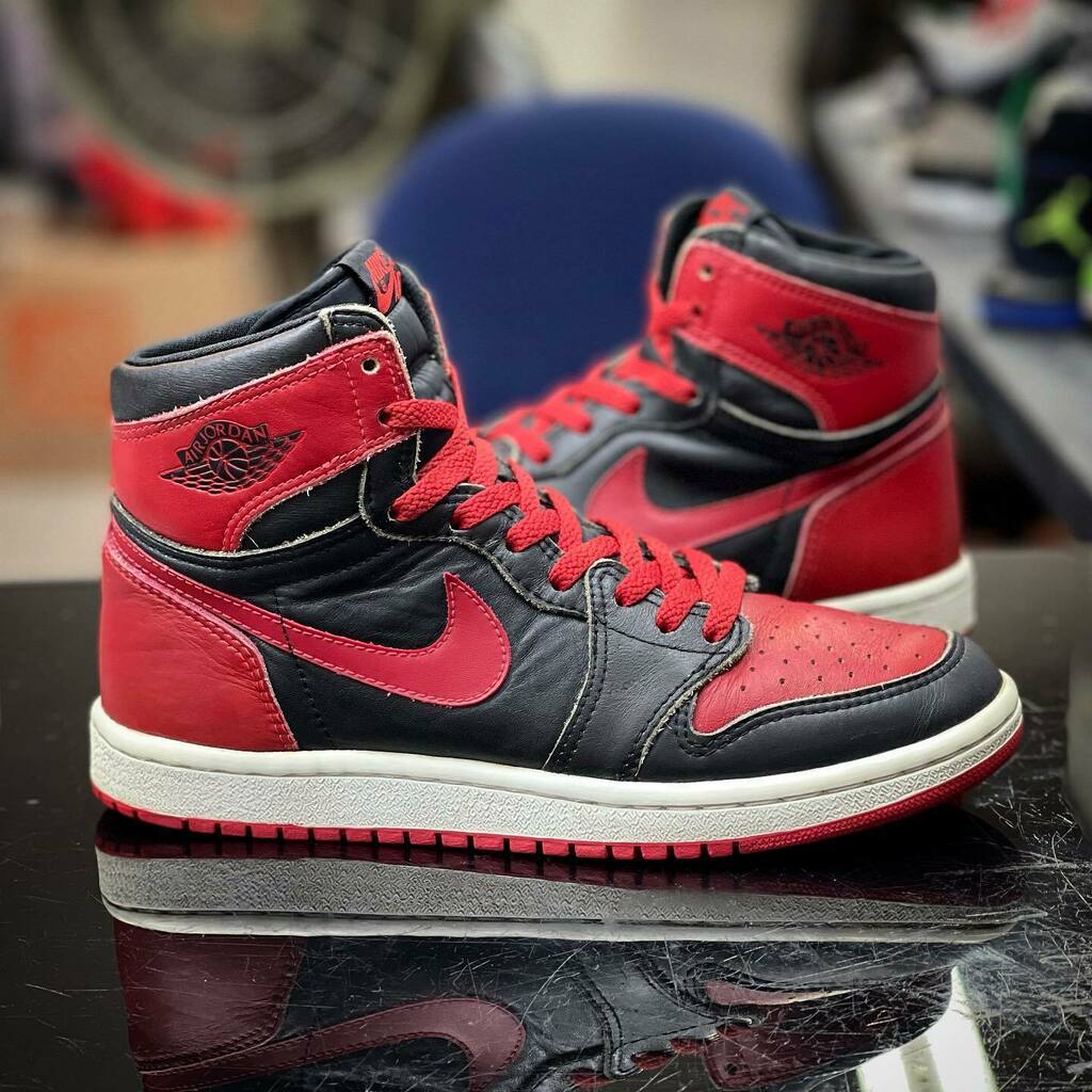 jwdanklefs's tweet photo. A recent 1985 restoration.
.
.
.
#1985 #1985Jordan #jordan1 #og1 #85jordan1 #whatthekicks #customkicks #hypebeastkicks #nicekicks #shoesaddict #sneakernews #sneakers #complexkicks #custom #customshoes #jordanfeatures #kicksonfire #kicks #kicksoftheday #kickstagram #customjo… https://t.co/Kwyh5fWy0z