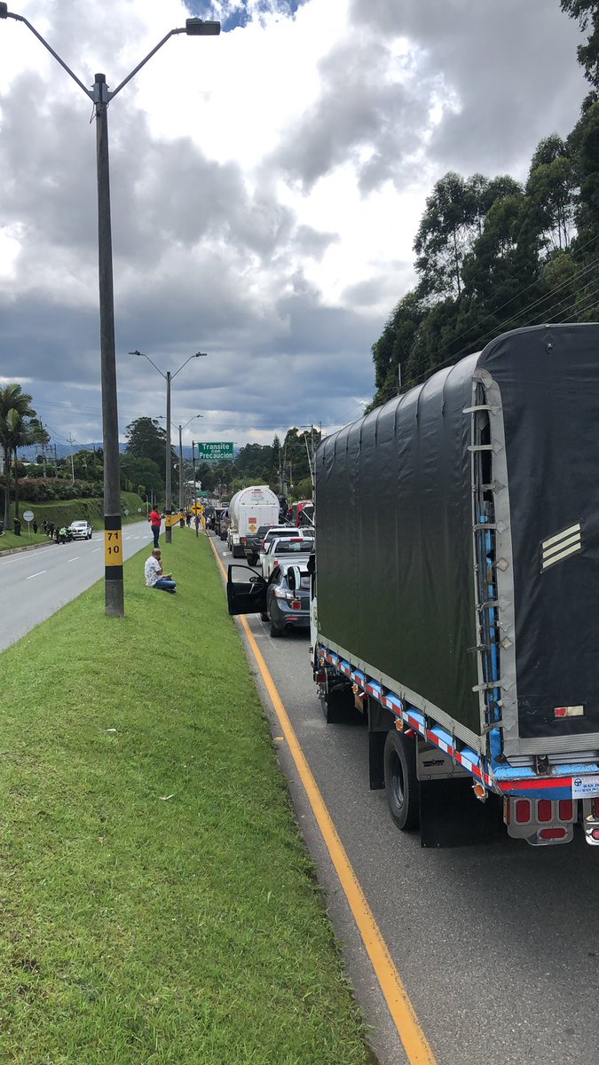 Veo kilómetros de gente queriendo hacer su trabajo y no los dejan. Me pregunto que verá ese pequeño grupo que no los deja.