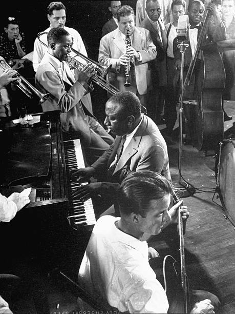 JazzSketches's tweet photo. James P. Johnson, Irving Fazola, Wilbur De Paris, Franz Jackson, Al Mott, Eddie Condon, jam session at photographer Gjon Mili's studio, 1943

📸  Gjon Mili

#Jazz #JazzSketches #JamesPJohnson #IrvingFazola #WilburDeParis #FranzJackson #AlMott #EddieCondon https://t.co/RD2oQYxXp3
