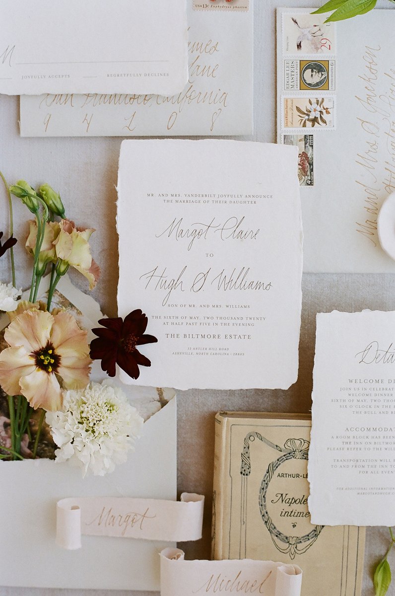 UtahBrideMag's tweet photo. We sat down with experts Sean Bradley, Mikyla Manu and Jenner Lehr to get the low-down on everything you should know before ordering your wedding stationary.  Click the link below to read all their helpful tips and tricks!
https://t.co/zrXv0laLP7 https://t.co/DuNk6JpWZe