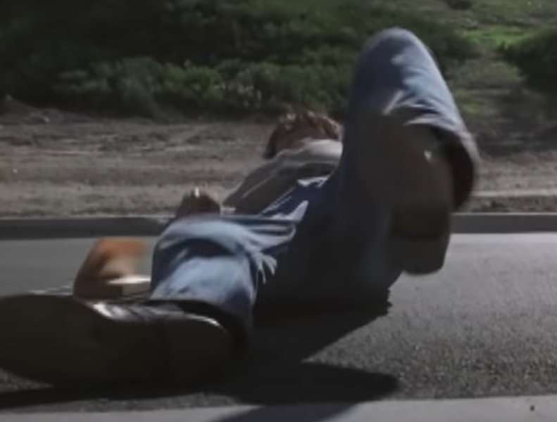 thejoekucharski's tweet photo. #Bales2021FilmChallenge
May 3: Someone Trips in a Movie
Brick (2005)
Two big trips in one great chase sequence!
#LumpyRugDay #brick https://t.co/TY7cs6Ofpn