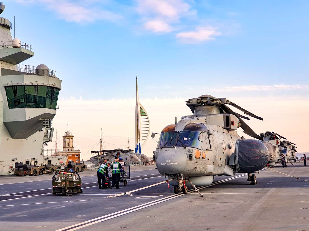 AFS @RFAFortVictoria A387 received its share of helicopters for the next deployment #CSG21🇬🇧 3🚁MerlinMk4 @845NAS
The 3 Mk4s will operate with the MK2s of the @820NAS embark on the CV QueenElizabeth R08
@RoyalNavy
@smrmoorhouse
@FAA_RN 
@HMSQNLZ 
@RFAHeadquarters
@LDO_Helicopters