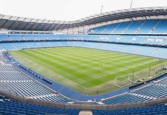 BeWarmers's tweet image. BREAKING: Manchester City fans have broken into the Etihad Stadium and onto the pitch.