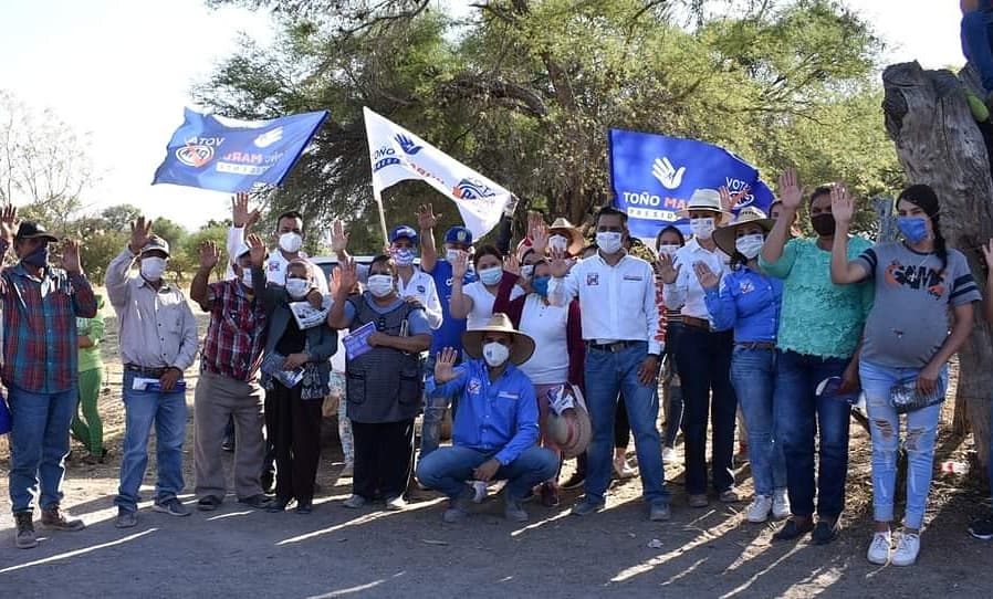 MarunTono's tweet photo. Con esfuerzo y dedicación trabajaremos para mejorar en las comunidades el acceso a servicios básicos, salud, economía y educación. 
Gracias por el apoyo, respaldo y confianza de los habitantes de El Guaje, El Refugio, Sauz Viejo y El Tecolote.
#EnMejoresManos con #ToñoMarún https://t.co/JzTIr77CKs