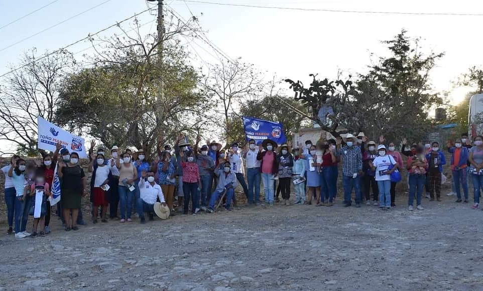 MarunTono's tweet photo. Con esfuerzo y dedicación trabajaremos para mejorar en las comunidades el acceso a servicios básicos, salud, economía y educación. 
Gracias por el apoyo, respaldo y confianza de los habitantes de El Guaje, El Refugio, Sauz Viejo y El Tecolote.
#EnMejoresManos con #ToñoMarún https://t.co/JzTIr77CKs