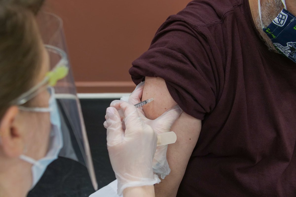 Another vaccine clinic has been scheduled for May 7 at The Fenlands. Book online albertahealthservices.ca/topics/Page172… or call 811. #Banff residents 30+ are able to book at this clinic