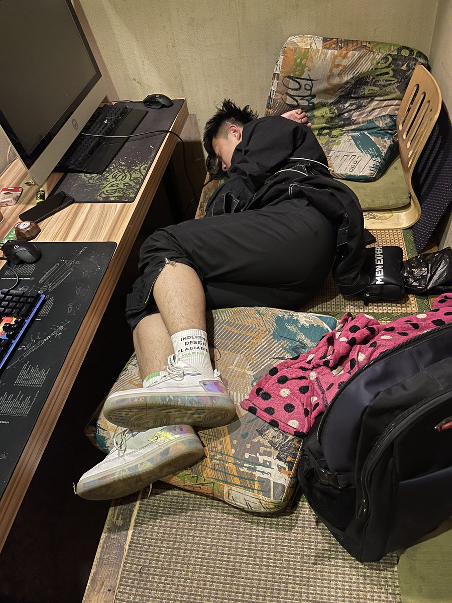 sleep36963's tweet photo. 惊心动魄 之 网吧强行脱鞋 https://t.co/aI8c7LdOJS