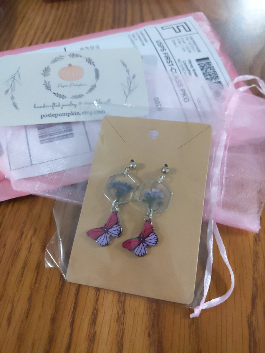 Purchased these awesome earrings for my mom for Mother's Day, can't wait to give them to her! (Good thing she's not on twitter to see this 😂) @posiepumpkinn thanks so much for doing this custom order and you have super cute packaging! 🥰🥰