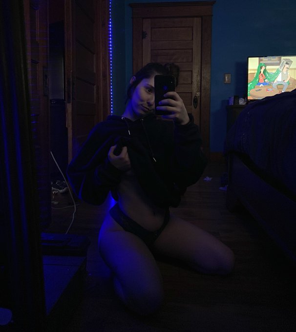 Let me wear your hoodie so we can snuggle and watch Bob&rsquo;s Burgers 🥺   Then I can strip it off for you<a href="/tag/sexy"class="tags"><span>#sexy</span></a><a href="/tag/hot"class="tags"><span>#hot</span></a><a href="/tag/nsfw"class="tags"><span>#nsfw</span></a><a href="/tag/onlyfans"class="tags"><span>#onlyfans</span></a><a href="/tag/onlyfanstease"class="tags"><span>#onlyfanstease</span></a>