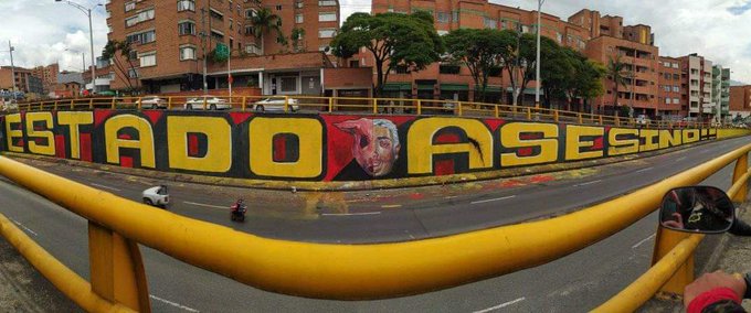 ResistiendoVla's tweet photo. Esto es en #Colombia. "Colombia Estado Asesino" y yo agrego "Colombia Estado Fallido".
#ColombiaResiste #ParoNacional3M #DuqueIlegitimo
#ParoIndefinido2021 #ColombiaEnDictadura #FueraDuqueIlegitimo #SOSColombia https://t.co/qe97kfz0z8
