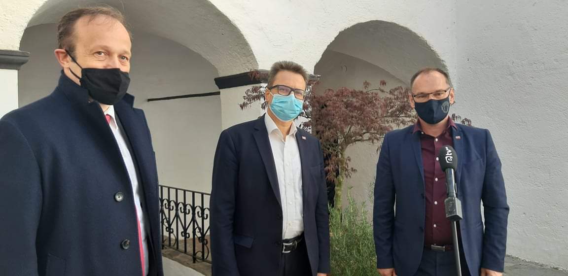 DoblekarBoris's tweet photo. Kot poslanec sem v občino Litijo in Šmartno pri Litiji povabil ministra @SVRK_RS g. @ZCernac.
Predstavili smo mu mnoge lokalne projekte, za katere se nadejamo finančne pomoči s strani države🇸🇮 in EU🇪🇺. #litija #šmartnoprilitiji #svrk https://t.co/iYMWoE9yXz