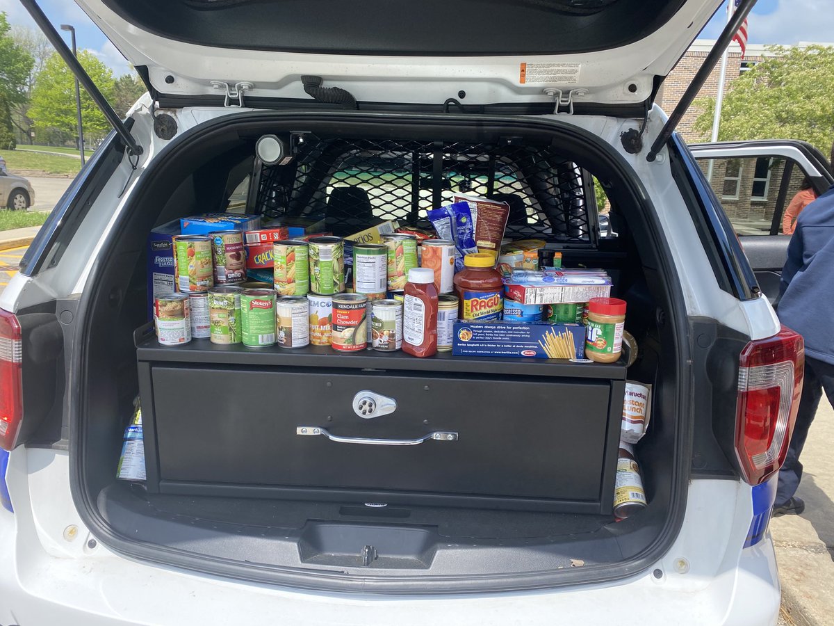 MrsMJFriedman's tweet photo. Thank you to our ⁦⁦@21longfellow⁩ for their food donations to support local food pantries. Mrs. Schwartz’s class brought in the most items to #StuffTheSquad with BGPD https://t.co/bxmygDgJ2s