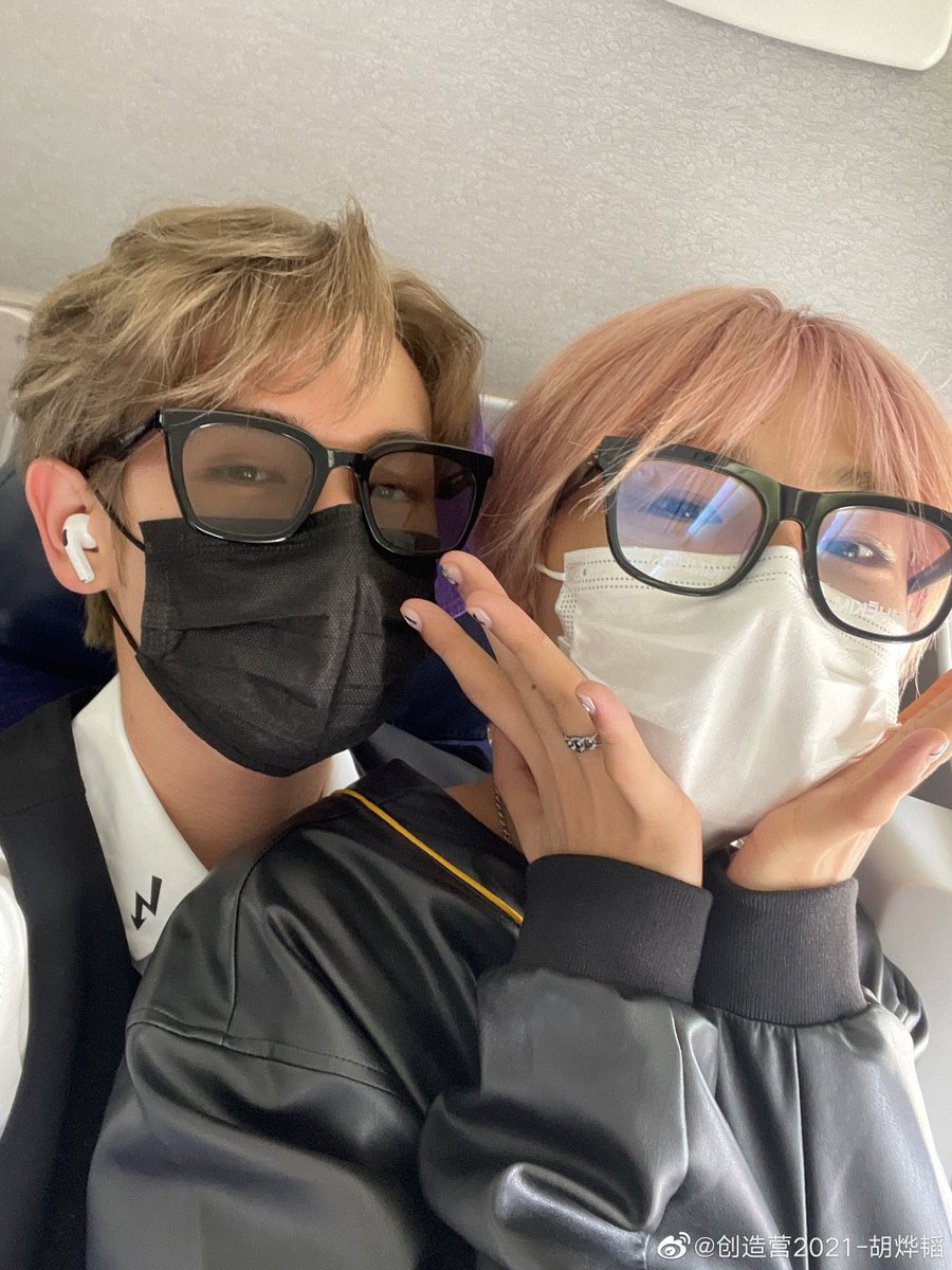 ninekornchidfr's tweet photo. [#Nineweibo 03.05.2021] 
Yetao a posté pleins de photos avec les membres de #INTO1 dans l’avion sur Weibo 

#INTO1FirstVlog #INTO1 #Nine #高卿尘 #1MBesideINTO1Nine #AlittleNine #INTO1Nine #นายท่านกรชิต #INTO1GaoQingchen https://t.co/i1sO29zsvs