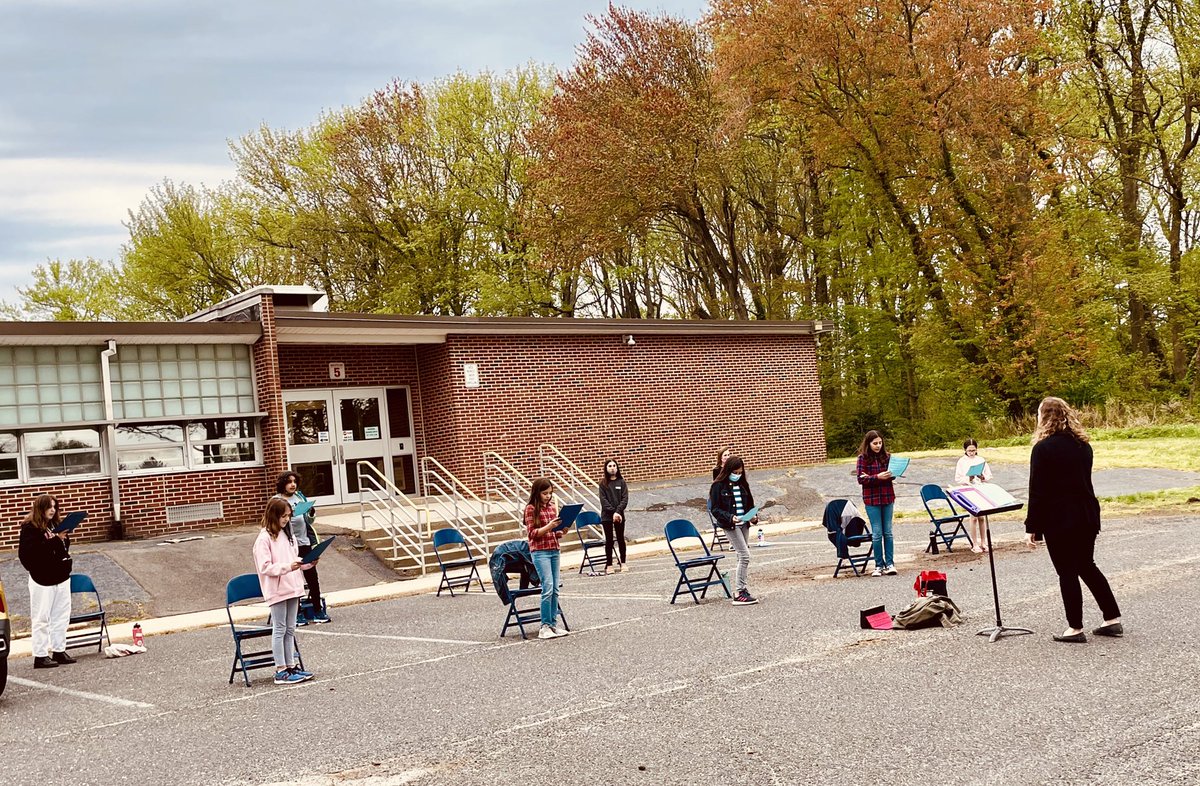 My heart ❤️ is so happy!  Singing with my middle school chorus in person! The future is looking a little bit brighter 🎶 <a href="/OPSchoolsNJ/">Oceanport Schools</a> <a href="/MattHowell_11/">Matt Howell</a> Thanks for the picture <a href="/MaplePlaceBand/">Maple Place Band</a> #WeAreOp