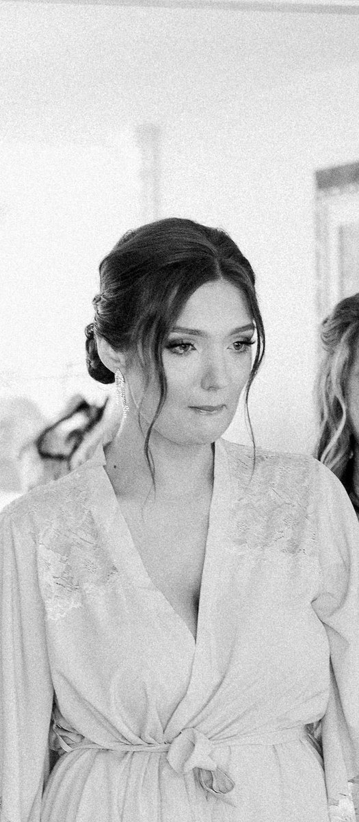 We got the pictures back from my sisters wedding and i look like a grieving pioneer woman