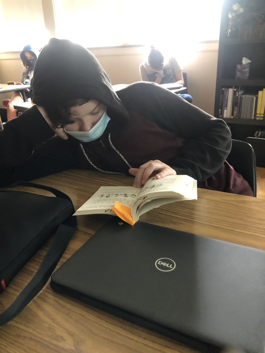 LisaClarkFMS's tweet photo. Finishing the day in a positive way.... with a good book! #FMSteach #Fultonproud @BethHouf https://t.co/3w9gTLPHYy