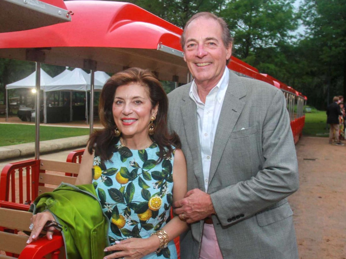 DPWPR's tweet image. Dancie and Jim Ware, pictured here at #HermannParkConservancy's #EveninginthePark.  The Ware family has enjoyed @HermannPark for several generations and is thrilled to support the #annualgardenparty. 📸 @houstonchron
#hermannparkdogpark #LauraandBradMcWilliamsDogPark #houstonpets