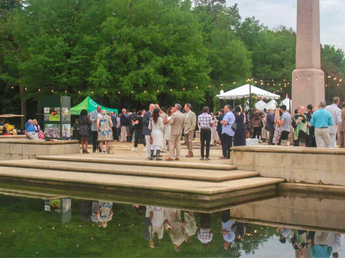 DPWPR's tweet image. Dancie and Jim Ware, pictured here at #HermannParkConservancy's #EveninginthePark.  The Ware family has enjoyed @HermannPark for several generations and is thrilled to support the #annualgardenparty. 📸 @houstonchron
#hermannparkdogpark #LauraandBradMcWilliamsDogPark #houstonpets