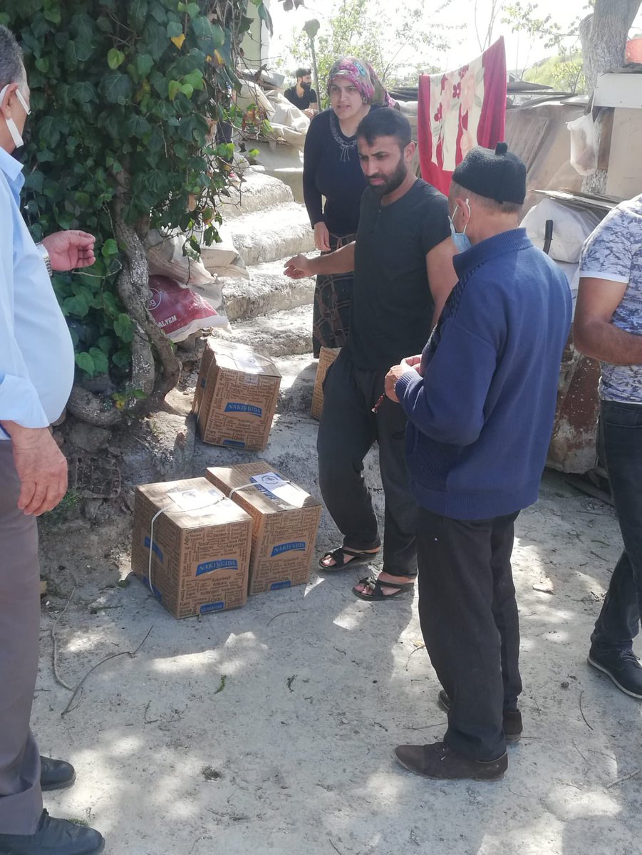 İsmad yönetimi hız kesmeden Ramazan da ihtiyaç sahibi ailelere erzak kolilerini dağıtmaya devam ediyor.Desteklerlerinizden dolayı hayır severlere teşekkürü bir borç biliriz. iSMAD yönetimi.