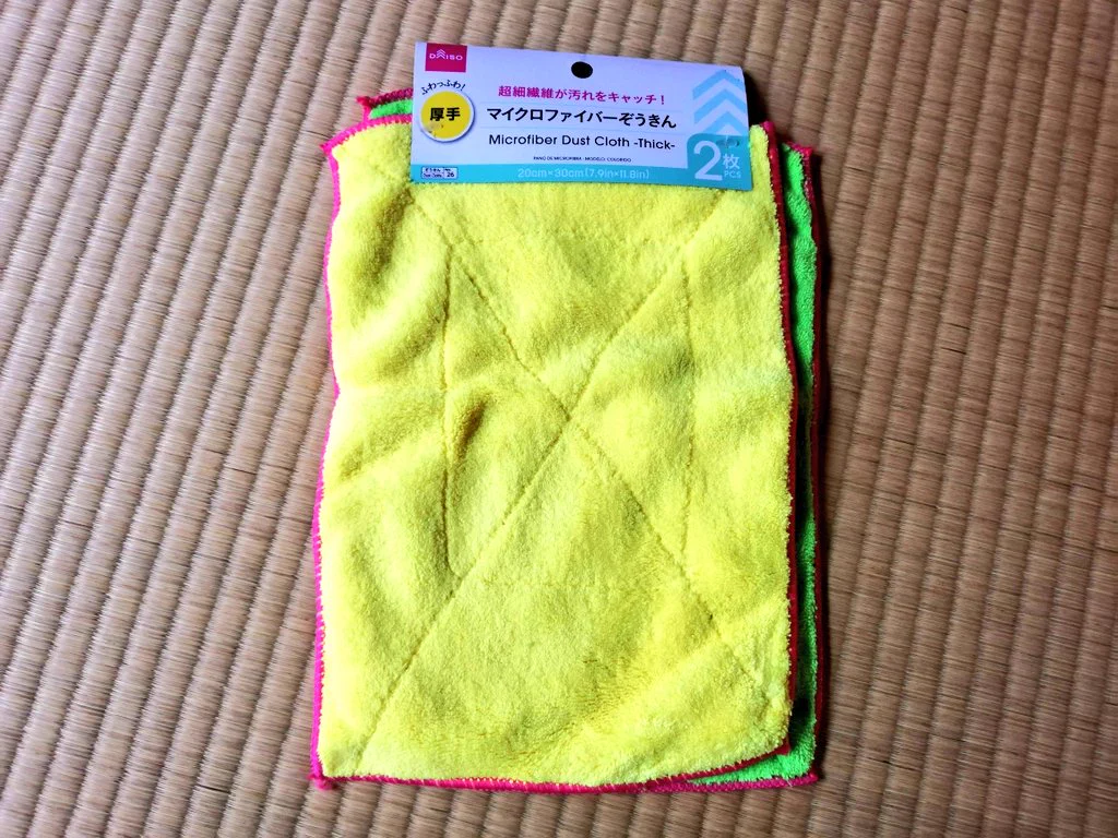 ダイソーで一番役にたつと思ってます。クイックルワイパーに装着して使ってみてください。