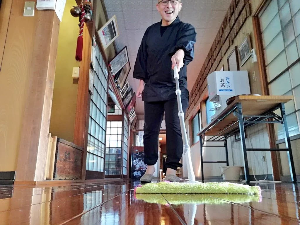 ダイソーで一番役にたつと思ってます。クイックルワイパーに装着して使ってみてください。