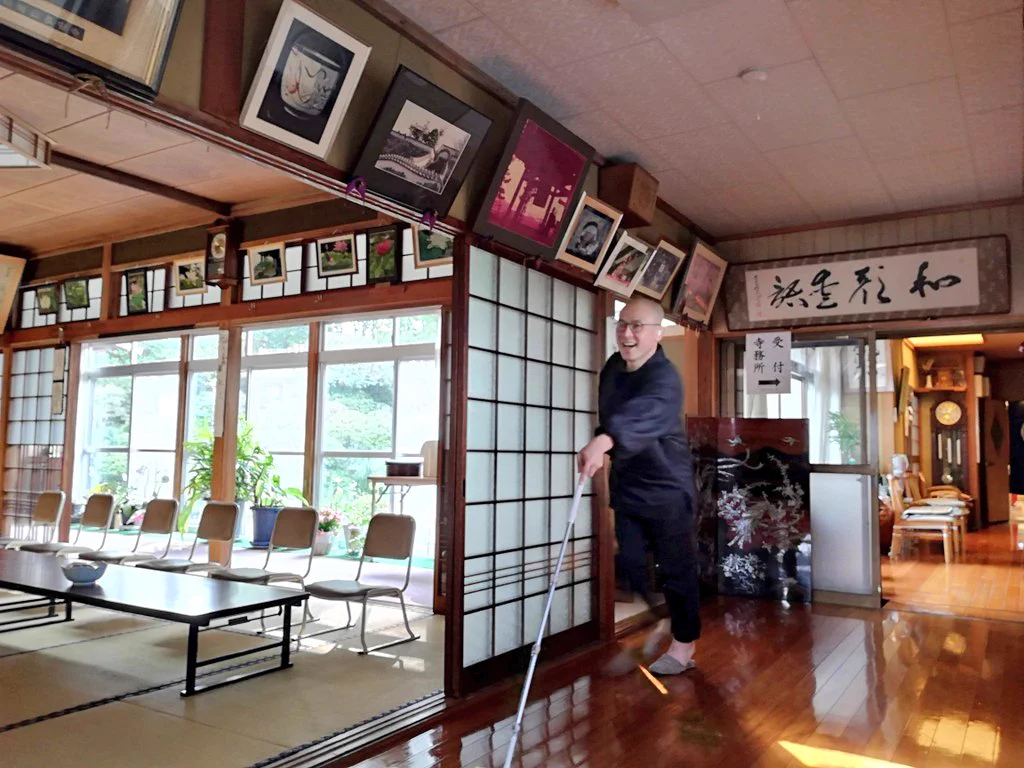 ダイソーで一番役にたつと思ってます。クイックルワイパーに装着して使ってみてください。