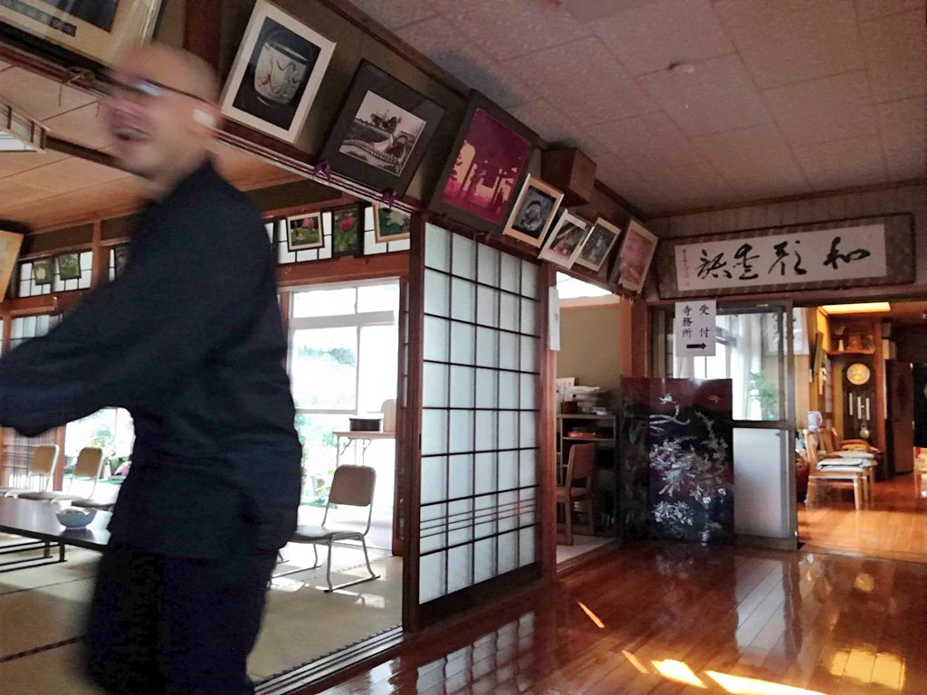 ダイソーで一番役にたつと思ってます。クイックルワイパーに装着して使ってみてください。