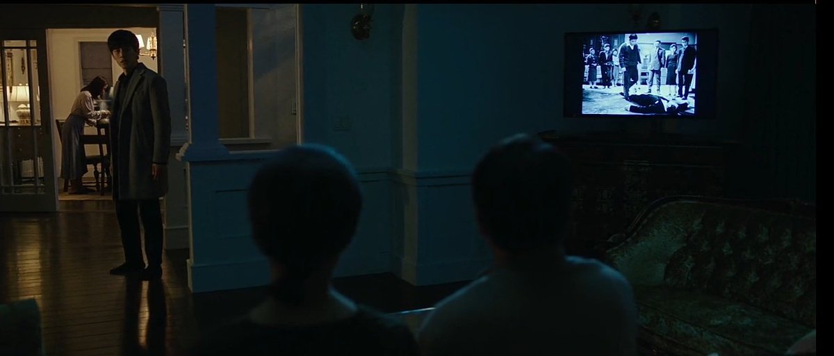 Seorang arkitek terkejut adiknya yang hilang 25 tahun dahulu kini muncul secara tiba-tiba.

Bila dah tinggal sebumbung, dia merasakan ada yang tak kena dengan adiknya (Ji Hyo).

Hari demi hari, satu keluarga dia berubah menjadi pelik, seakan diracun adiknya yang mencurigakan itu.