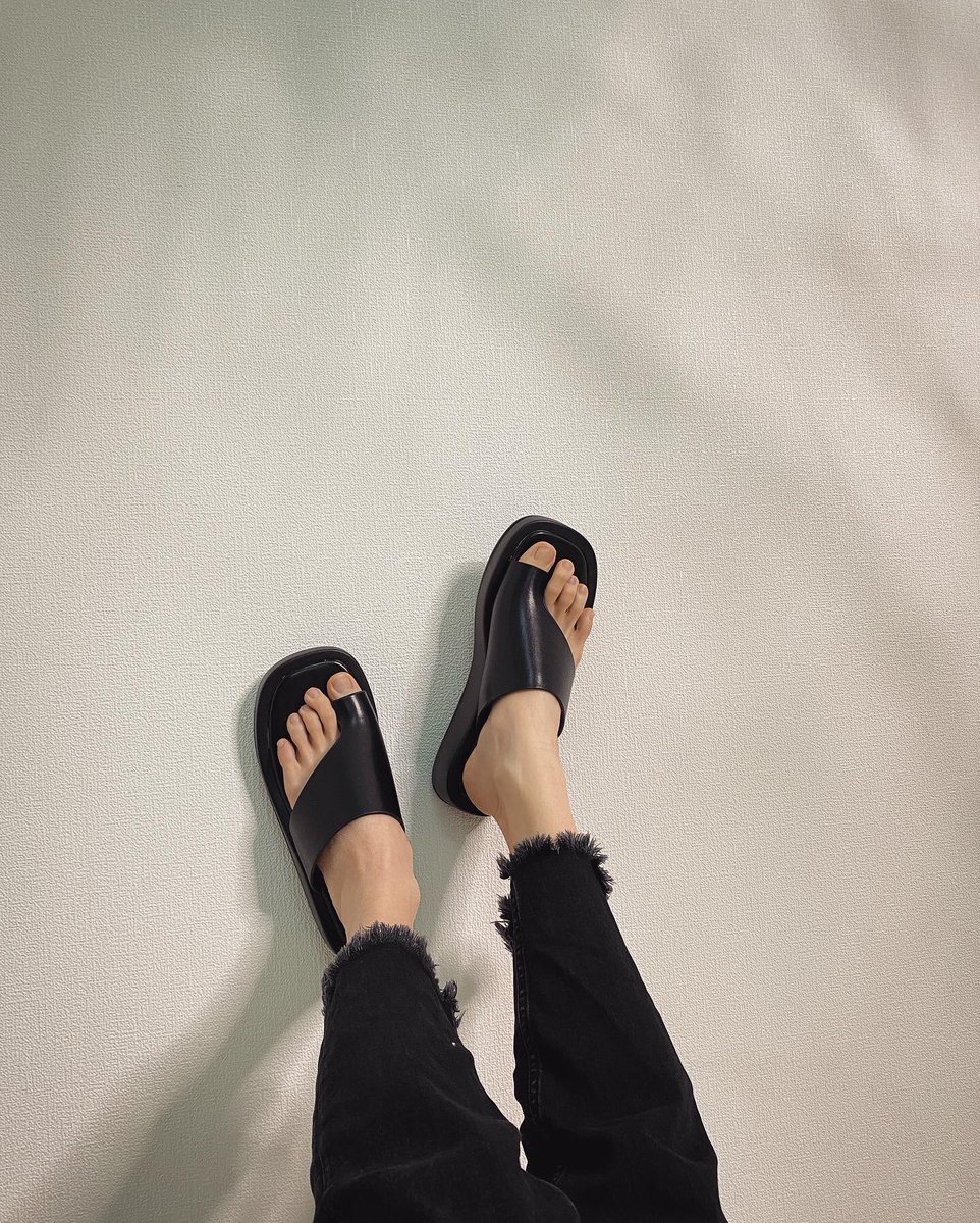 ishigamimiho's tweet image. たまーに着たくなるモノトーンコーデ
おにゅーのサンダルで気分も上がるわぁ♩¨̮⑅*
もう完売しちゃったけど𝚂𝚞𝚗𝚅𝚒𝚟𝚒𝚊𝚗のバンドカラーシャツは羽織りでも使えて可愛かった😏💓
#monotone #monotonecode #mode #fashion #fashiongram #ootd #モノトーンコーデ #モード #オトナ女子 #wear