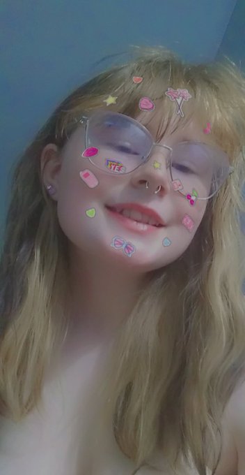 Reminder that I am very cute https://t.co/spSg6OaooJ