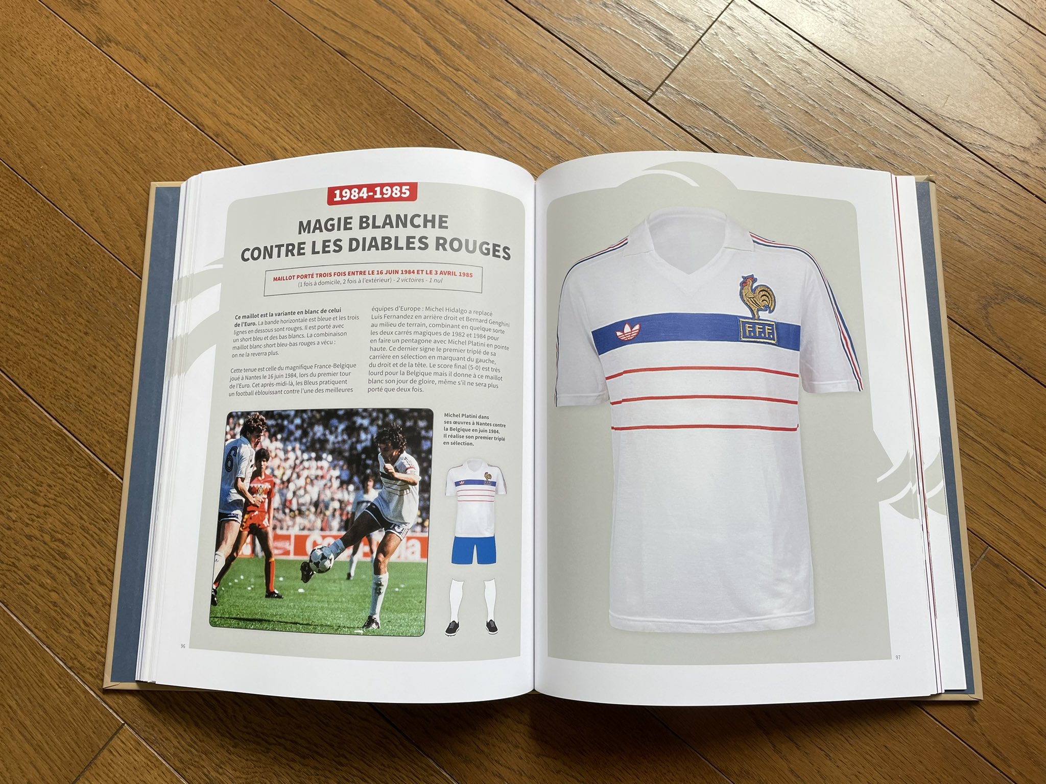 ともさん Tomosan サッカーユニフォームの世界 歴代フランス代表ユニフォームが掲載されてます やはり幼少期はトリコロールカラーに魅せられたわけで Un Maillot Une Legende ユニフォーム好きが読んできたサッカー本 T Co