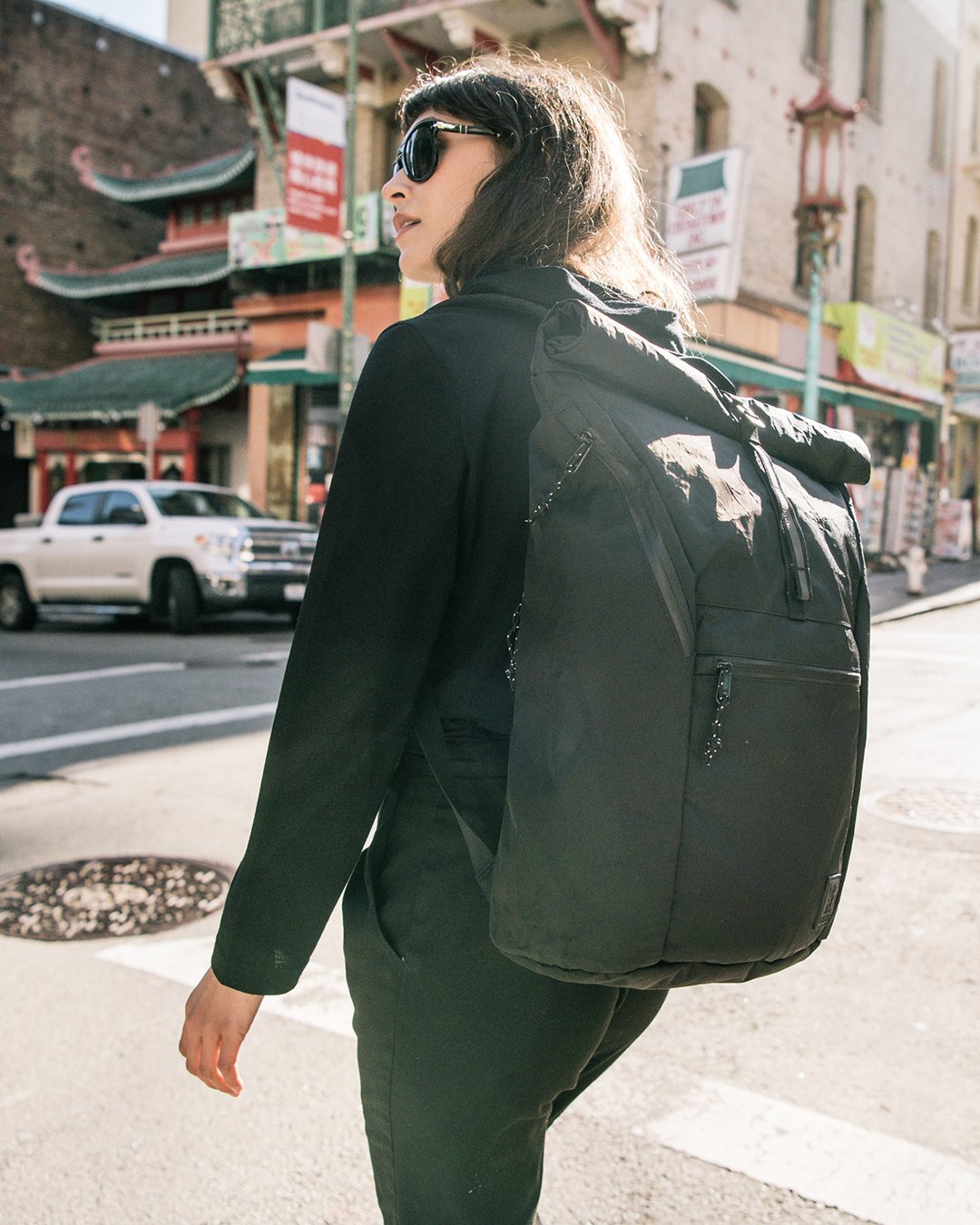 Chrome Industries on X: The Yalta 3.0 is made of a lightweight,  weatherproof BLCKCHRM 22x nylon and builds on the famed Yalta design with  tons of new pockets and a removable waterproof