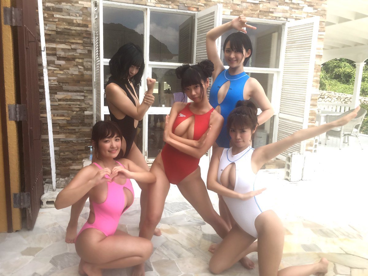 Японки в купальниках видео. Японские развлечения с девушками. Новый тренд в Японии. Новый японский тренд груди. Японские купальники с вырезом большим.