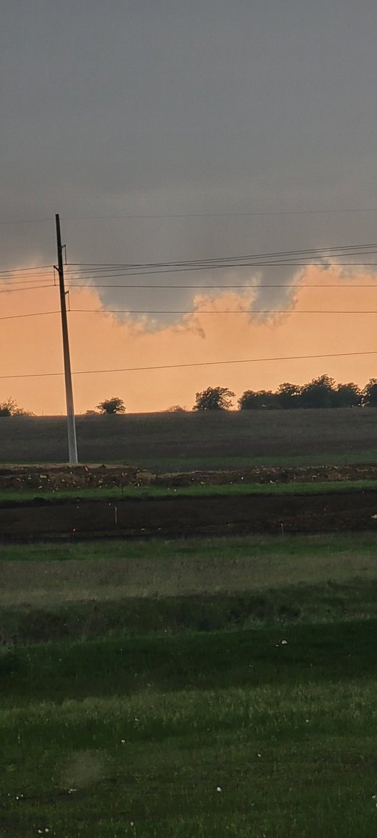 stephanieh53's tweet photo. @CBSDFW looking towards Grandbury from Godley High school 171around 6:15 pm https://t.co/RqUxKY3wct