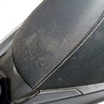 経年したシートの汚れ。こすってはダメです。「カビキラー」で新品のように綺麗になりますから。