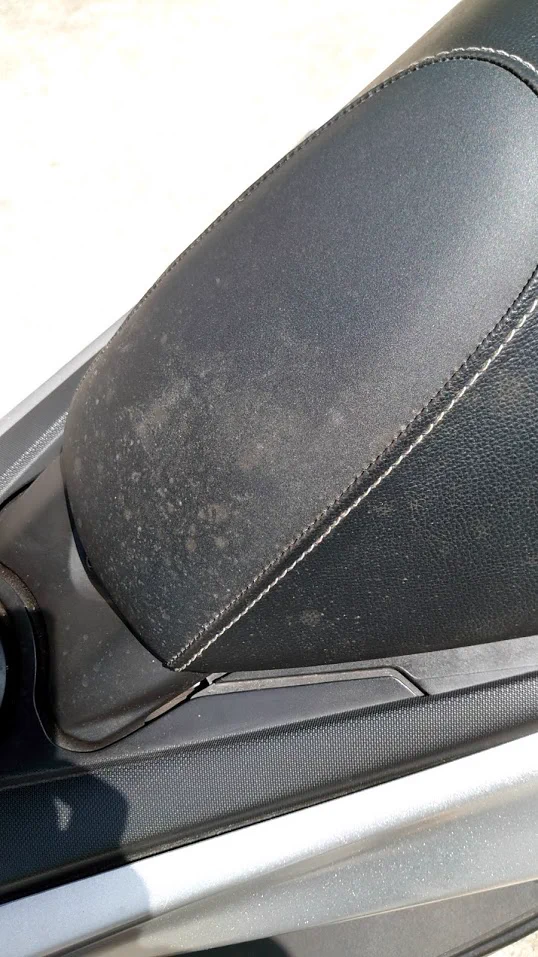 経年したシートの汚れ。こすってはダメです。「カビキラー」で新品のように綺麗になりますから。