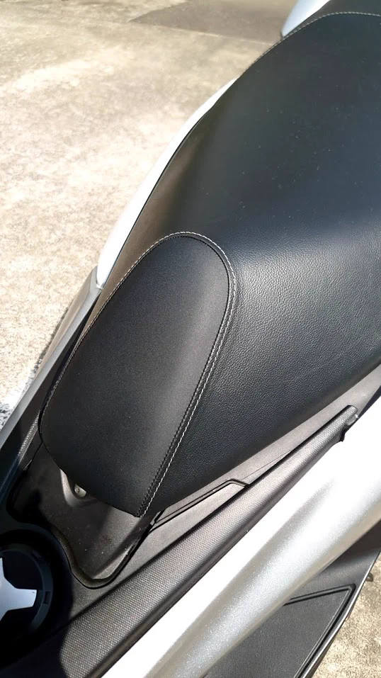 経年したシートの汚れ。こすってはダメです。「カビキラー」で新品のように綺麗になりますから。