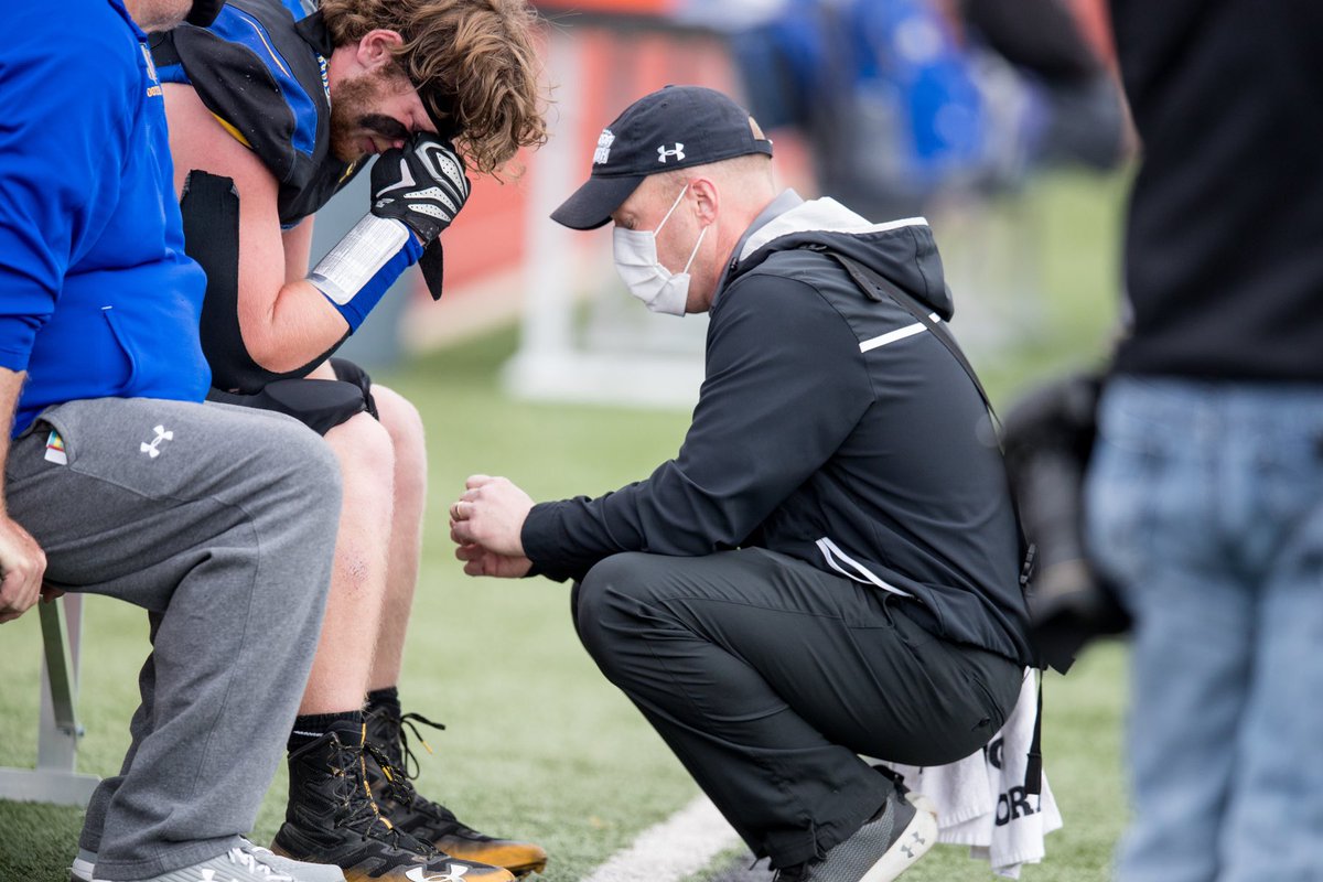 MattMunjoy's tweet image. Debated on posting but this just hit different than other photos. A very private moment that not many get to see. Senior student-athlete, biggest game of a shortened football season, and going thru a tough, heartbreaking, and season-ending conversation. 

Photo Credit: @kkrows