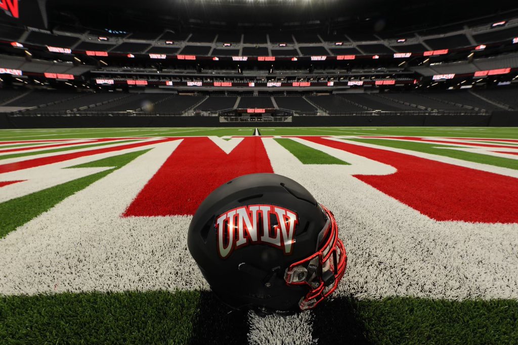 irae_leilua's tweet photo. Very grateful and honored to receive a offer from UNLV🔴⚪️⚡️
@CoachCNorcross @CoachChadK45 @T_BirdFootball @CoachAndyStokes @coach_OFFA @kanuch78 #HILLSIDEBOYS #PROTECTTHAHILL🖤⚡️🤘🏾 https://t.co/4oJ5y8Eztl